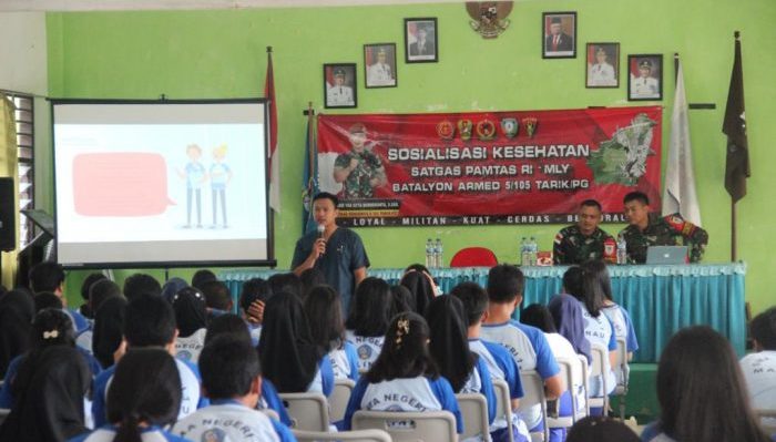 Satgas Pamtas Yon Armed 5/105 Tarik/PG bidang teritorial bekerjasama dengan Dinas Kesehatan (Dinkes) Kabupaten Malinau melaksanakan sosialisasi Kesehatan di SMAN 1 Malinau, Jumat ( 26/08/2022). Foto: HO/Pendam VI.