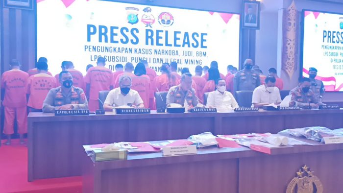 Polda Kaltim menggelar press release, dalam rangka pengungkapan kasus Narkoba, Judi, BBM, LPG Subsidi, Pungli dan Illegal Mining, dalam kurun waktu sejak 18-29 Agustus 2022, di Gedung Mahakam Polda Kaltim, Senin (29/8/2022). Foto: BorneoFlash.com/Niken.
