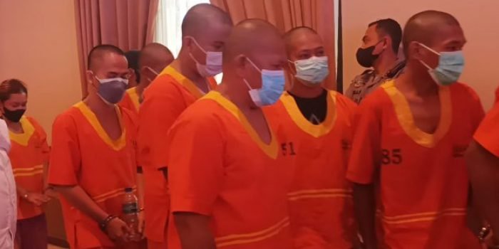 Para Tersangka pengungkapan kasus Narkoba, Judi, BBM, LPG Subsidi, Pungli dan Illegal Mining, dalam kurun waktu sejak 18-29 Agustus 2022, di Gedung Mahakam Polda Kaltim, Senin (29/8/2022). Foto: BorneoFlash.com/Niken.