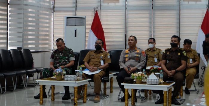 Pj Sekda Kota Balikpapan Muhaimin saat mengikuti Rakornas secara virtual di di Ruang Rapat 1 Kantor Wali Kota Balikpapan, Selasa (30/08/2022). Foto:BorneoFlash.com/Niken.