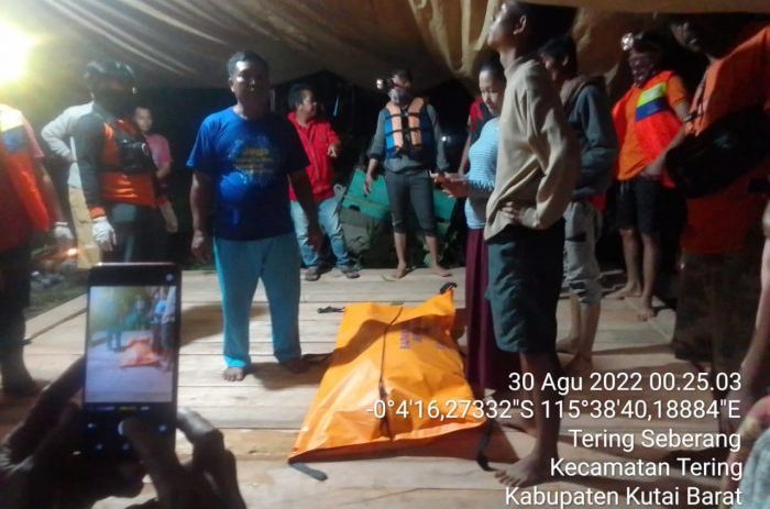 Dua nelayan Kampung Tering Lama Ulu yang diduga tenggelam pada Minggu (28/8/2022) dini hari lalu sudah berhasil ditemukan dalam kondisi meninggal dunia. Foto: HO/PUSDALOPS BPBD KUBAR.