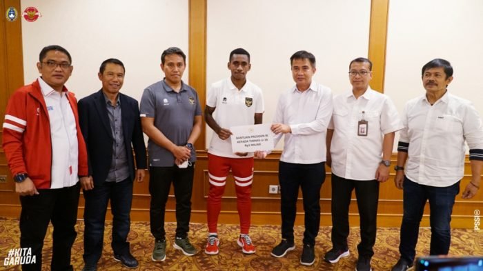 Presiden Republik Indonesia, Joko Widodo (Jokowi) memberikan bonus Rp 1 miliar kepada Tim U-16 Indonesia yang menjadi juara Piala AFF U-16 2022. Pemberian bonus diserahkan langsung oleh Deputi Bidang Protokol, Pers, dan Media Bey Machmudin di Hotel Sultan, Jakarta, Kamis (18/8/2022). Foto: HO/pssi.org