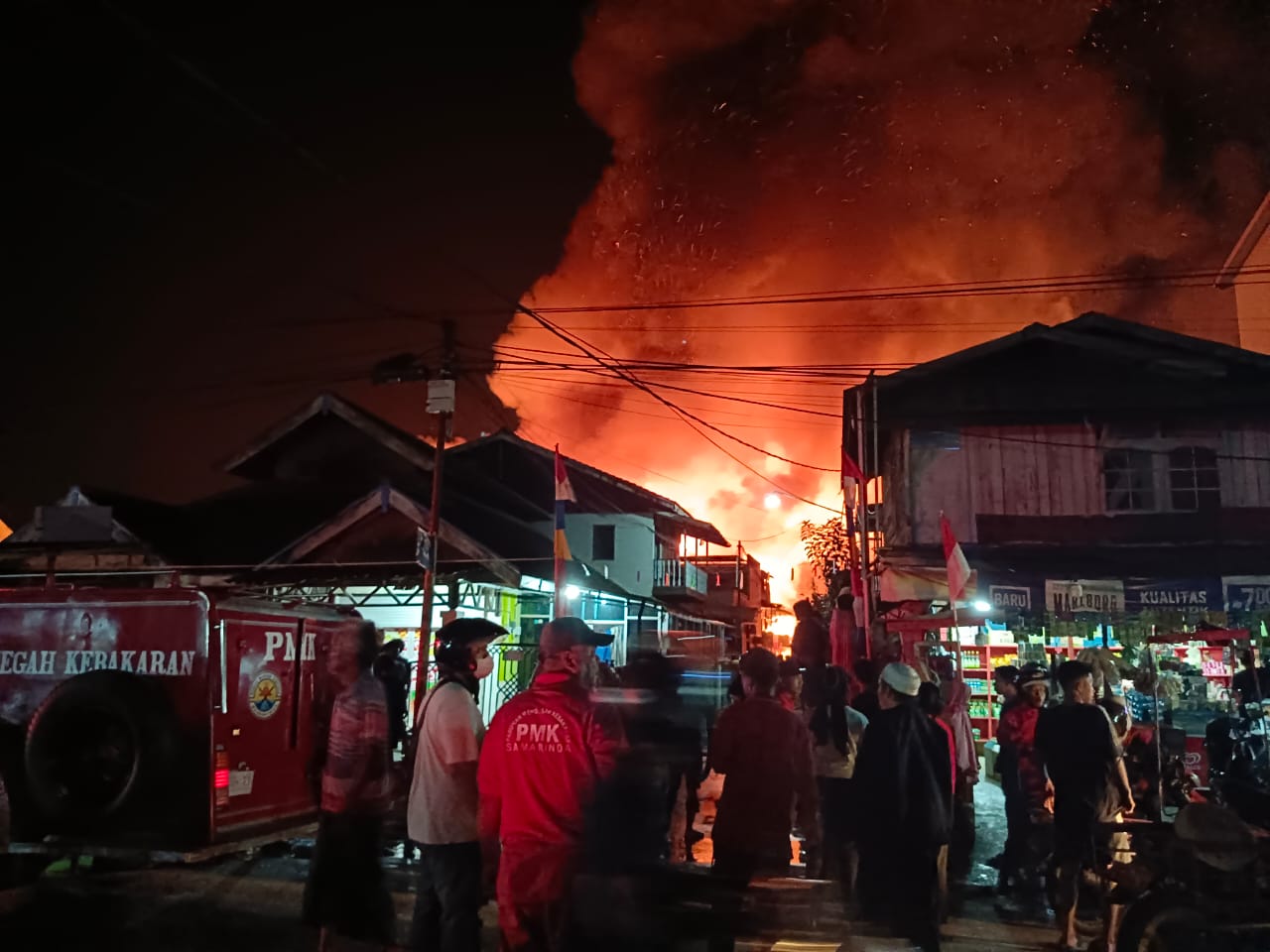 Sungai Pinang Membara, Disdamkar Samarinda Berjibaku Melawan Si Jago Merah  