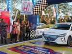 Pembukaan Kejuaraan Nasional Putaran Ketiga Nusantara Wisata Rally oleh Kepala DPOP Balikpapan dr C I Ratih Kusuma, di Halaman Parkir Kantor Pemasaran Grand City Balikpapan pada hari Jumat (2/9/2022) sore. Foto: BorneoFlash.com/Niken.