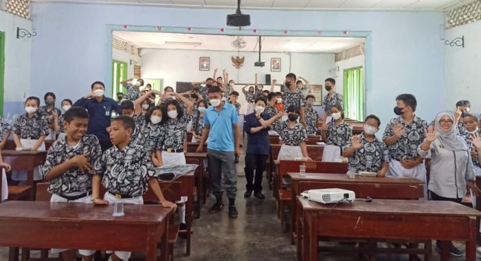 Persatuan Wartawan Indonesia (PWI) Kaltim, menggelar Pengenalan rupiah, Pengaruh Gadget, Media Sosial dan Hoax di lingkungan anak sekolah, yang dilaksanakan perdana di SMP Katolik I WR Soepratman Samarinda, pada Jumat (02/09/2022). Foto: IST/PWI Kaltim.