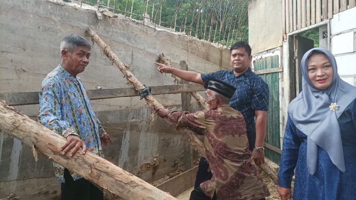 Ketua LPM Batu Ampar Fauzi Adi Firmansyah bersama Ketua RT 05 Iskantri saat meninjau lokasi banjir dan tanah longsor di RT 09 Kelurahan Batu Ampar Kecamatan Balikpapan Utara, Minggu (4/9/2022). Foto: BorneoFlash.com/Niken.
