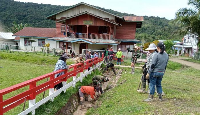 Satgas Pamtas RI-MLY Yonarmed 5/105 Tarik/PG Pos Gabma Long Midang bersama TDM (Tentara Diraja Malaysia) Batalyon 7 Regimen Sempadan dan masyarakat perbatasan RI-Malaysia melaksanakan pembersihan di Lokasi Long Midang Kec. Krayan Kab. Nunukan Kaltara, Senin (5/9/2022). Foto: HO/Pendam VI/Mlw.