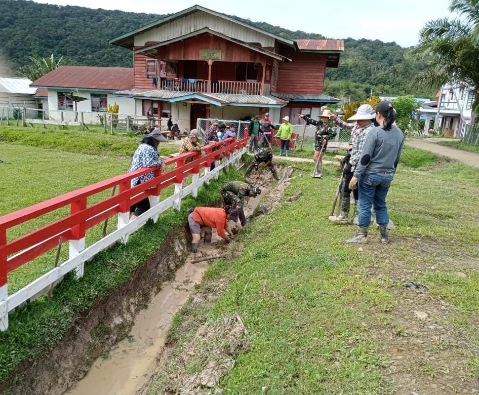 Satgas Pamtas Yonarmed 5/105 Tarik/PG dan TDM Batalyon 7 Regimen Sempadan, Gelar Kerja Bakti bersama Warga  