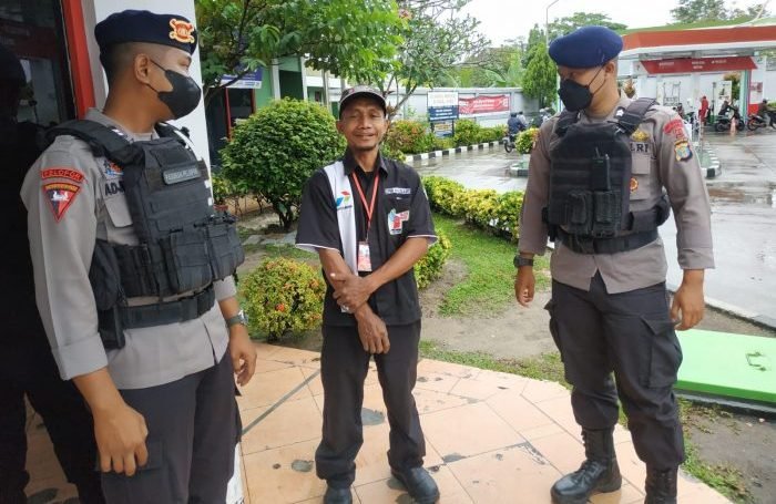 Personel Batalyon A Pelopor Satbrimob Polda Kaltim melakukan patroli Kegiatan Rutin Yang Ditingkatkan (KRYD) dengan sasaran Sentral Pengisian Bahan Bakar Umum (SPBU) ke sejumlah lokasi di Kota Balikpapan. Foto: HO/Humas Polda Kaltim.