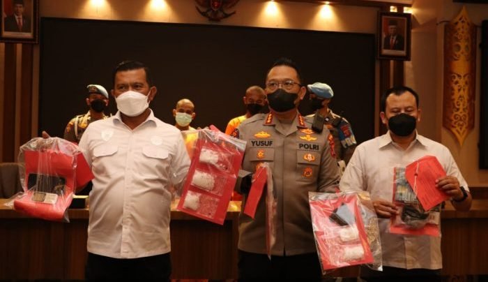 Kabid Humas Polda Kaltim Kombes Pol Yusuf Sutejo yang didampingi Dir Reskrimsus, dan Dir Resnarkoba, memimpin secara langsung kegiatan Konferensi Pers.di Gedung Mahakam Polda Kaltim, Senin (5/09/2022). Foto: HO/Humas Polda Kaltim.