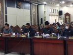 Rapat Paripurna DPRD Kota Balikpapan ke 19 masa sidang III tahun 2022 digelar secara daring dan offline di Ruang Rapat Gabungan DPRD Balikpapan, pada hari Senin (5/9/2022). Foto: BorneoFlash.com/Niken.