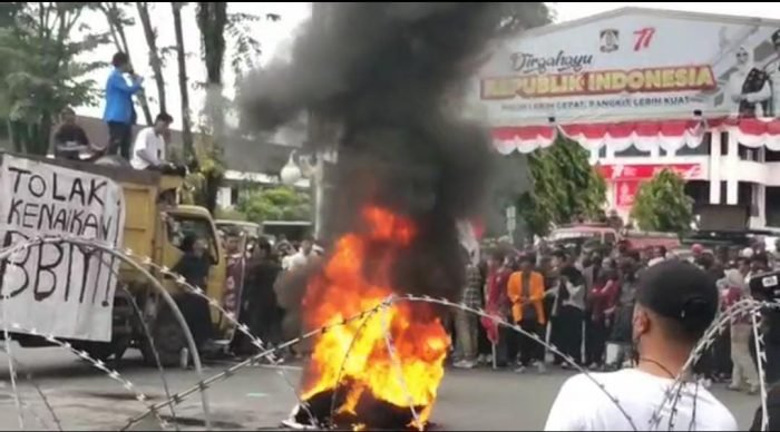 Demonstrasi penolakan kenaikan BBM di depan Pemkot Balikpapan pada hari Senin (5/9/2022). Foto:BorneoFlash.com/Niken.
