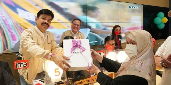 Manajemen Indosat Ooredoo Hutchison (IOH) saat menyapa langsung pelanggan di pusat layanan pelanggan di Jakarta, Minggu (4/9/2022). Foto:BorneoFlash.com/Ist.