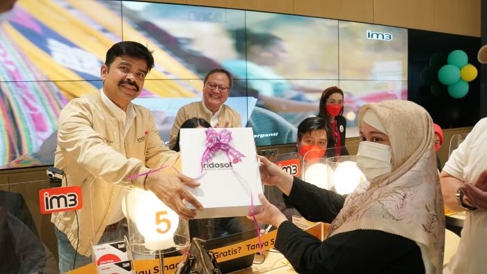 Manajemen Indosat Ooredoo Hutchison (IOH) saat menyapa langsung pelanggan di pusat layanan pelanggan di Jakarta, Minggu (4/9/2022). Foto:BorneoFlash.com/Ist.