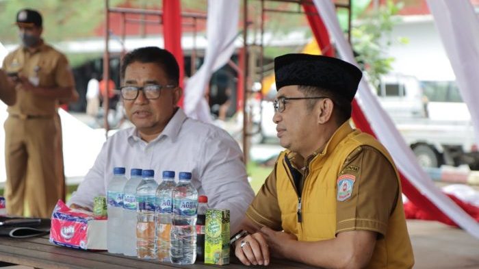 Wali Kota Balikpapan H Rahmad Mas'ud bersama Ditjen Otda yang merupakan Pj Gubernur Sulbar, Akmal Malik melakukan peninjauan venue kegiatan penyambutan perahu sandeq dari Sulawesi Barat, yakni di Pantai Segarasari Manggar, Senin sore (5/9/2022). Foto:BorneoFlash.com/Ist.