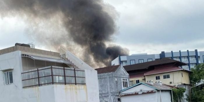 Terpantau asap tebal awal kebakaran yang terjadi di kawasan Jalan Pandansari kelurahan Margasari kecamatan Balikpapan Barat. Rabu (7/9/2022) siang. Foto: BorneoFlash.com/Ist.