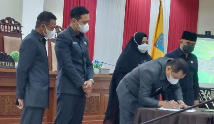 Raperda Perubahan APBD Kabupaten Paser TA 2022, disetujui bersama untuk ditetapkan menjadi Perda Perubahan APBD Paser TA 2022 pada Rapat Paripurna DPRD Paser, Rabu (7/9/2022). Foto: HO/Humas Pemkab Paser.