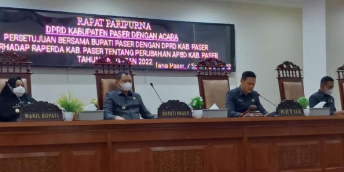 Dihadiri Bupati Paser dr Fahmi Fadli, Wakil Bupati Paser Hj Syatifah Masitah Assegaf. Rapat Paripurna dipimpin Ketua DPRD Paser Hendra Wahyudi bersama Wakil Ketua DPRD Paser Abdullah, dan Wakil Ketua DPRD Paser Fadli Imawan. Foto: HO/Humas Pemkab Paser.