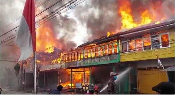 Rumah dan Ruko Kawasan Pandansari Dilalap Si Jago Merah, Api Terus Membesar Hingga Malam   