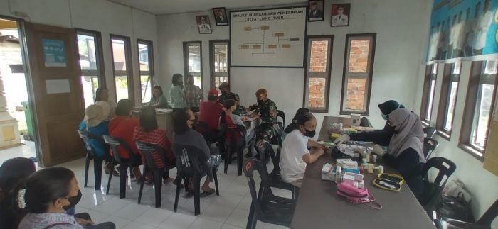 Personel Pos Gabma Long Midang Satgas Pamtas RI-MLY Yonarmed 5/105 Tarik/PG bersama Puskesmas Krayan mengadakan Pos Pelayanan Terpadu (Posyandu) di lokasi Long Midang, Kecamatan Krayan, Kabupaten Nunukan, Kalimantan Utara, Jum'at (9/9/2022). Foto: HO/Pendam VI/Mlw.