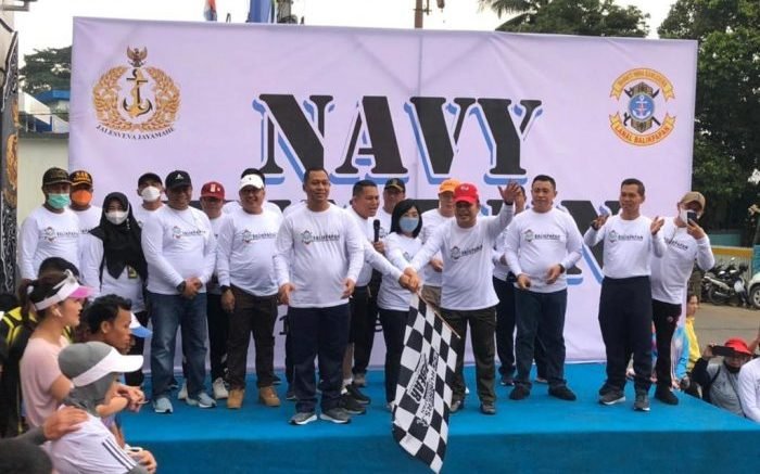 Kegiatan Navy Fun Run yang dilepas langsung oleh Komandan Lanal Balikpapan Kolonel Laut (P) Rasyid Al Hafis, Pangdam VI/Mlw Mayjen TNI Tri Budi Utomo, Dirpolairud Polda Kaltim Kombes Pol Donny Adityawarman, Kapolresta Balikpapan Kombes Pol V Thirdy Hadmiarso. Foto: HO/Humas Polda Kaltim.