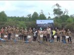 Menteri Lingkungan Hidup dan Kehutanan (LHK) Siti Nurbaya Bakar melaksanakan penanaman  mangrove di Desa Sotek, Kabupaten Penajam Paser Utara Kalimantan Timur, Minggu (11/9/2022). Foto: BorneoFlash.com/Ist.