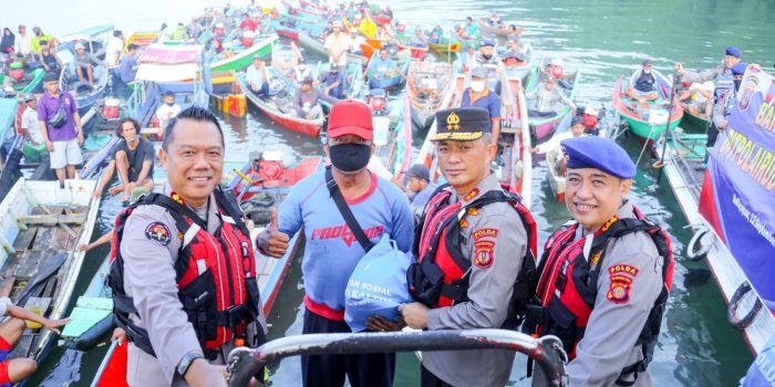 Dampak Kenaikan BBM, Ditpolairud Polda Kaltim Bagikan 250 Paket Sembako Kepada Nelayan   