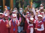 Kegiatan sikat gigi massal yang berlangsung di di SD Negeri 003 Balikpapan Kota, pada hari Senin (12/9/2022). Foto:BorneoFlash.com/Niken.