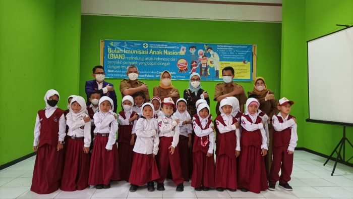 Kegiatan sikat gigi massal yang berlangsung di di SD Negeri 003 Balikpapan Kota, pada hari Senin (12/9/2022). Foto: BorneoFlash/Niken Sulastri.