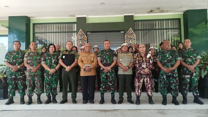 Dandim 0905/Balikpapan Kolonel Inf Faisal Rizal bersama Pepabri, FKPPI dan Generasi Muda FKPPI usai merayakan syukuran perayaan HUT pada tanggal 12 September 2022. Foto: BorneoFlash.com/Niken.