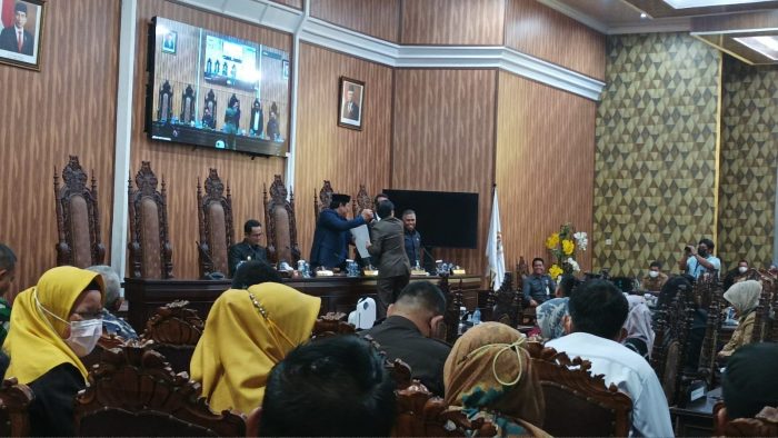 Rapat paripurna DPRD Balikpapan dengan Pemkot Balikpapan di Ruang Rapat Paripurna DPRD Balikpapan, Selasa (13/9/2022). Foto: BorneoFlash.com/Niken.