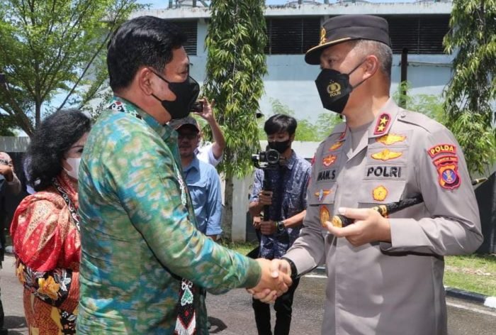 Kapolda Kaltim Irjen Pol Drs. Imam Sugianto, M.Si., sambut langsung Menteri ATR (Agraria dan Tata Ruang) RI Marsekal TNI (Purn.) Dr. (H.C.) Hadi Tjahjanto, S.I.P.,di bandara Sultan Aji Muhammad Sulaiman Balikpapan, Rabu (14/9/2022). Foto: HO/Humas Polda Kaltim.
