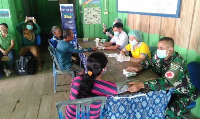 Satgas Pamtas Yonarmed 5/105 Tarik/PG Gandeng Puskesmas Sesua Laksanakan Posyandu Lansia. Rabu (14/09/2022). Foto: HO/Pendam VI/Mlw.