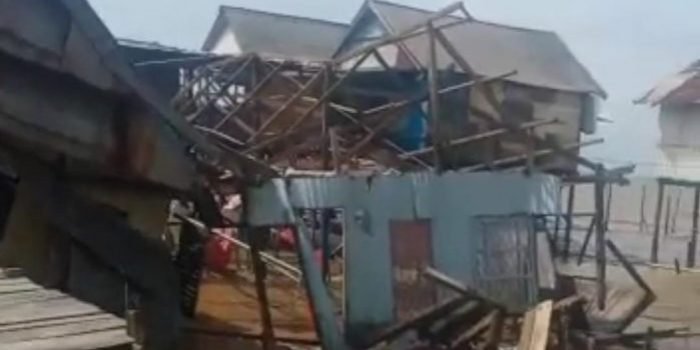 Waspada Cuaca Ekstrem, Rumah Warga Gang Anyar Roboh Diduga Terdampak Badai Siklon Tropis   