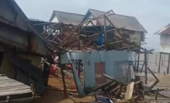 Rumah yang roboh diduga terkena dampak badai siklon tropis yang beralamat Gang Anyar RT 53 Kelurahan Manggar, Kecamatan Balikpapan Timur, pada hari Kamis (15/9/2022) malam. Foto: BorneoFlash.com/Ist.