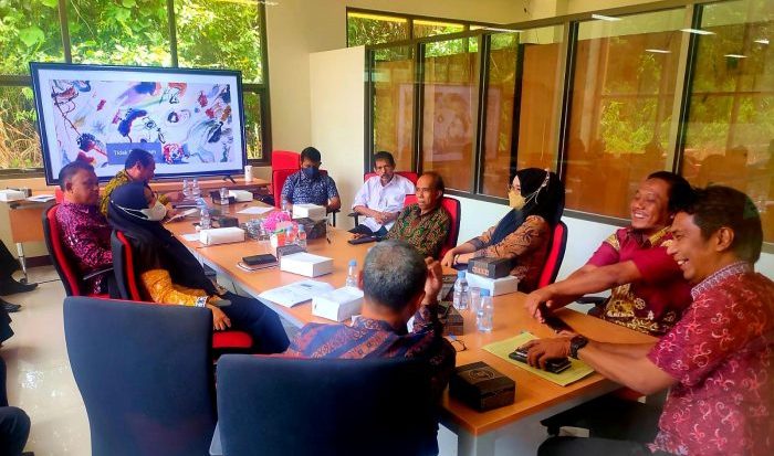 DPMPTSP Kabupaten Paser saat melakukan Rapat Koordinasi pra penyusunan peta investasi dengan Unit Layanan Strategis Pengembangan Sumber Daya Lokal dan Kawasan Universitas Mulawarman. Foto: HO/DPMPTSP Kabupaten Paser.