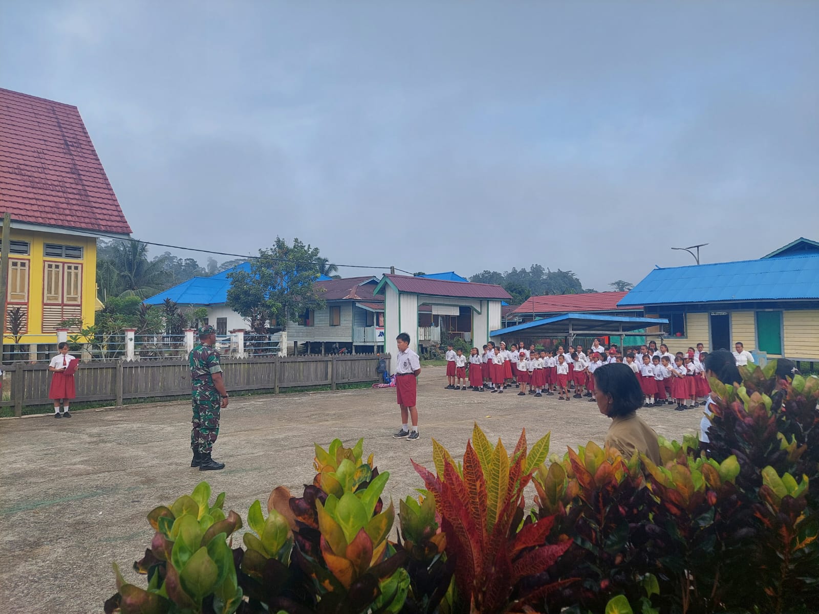 Upacara Bendera Tingkat Sekolah Dasar Dipimpin Langsung Babinsa Long Iram  