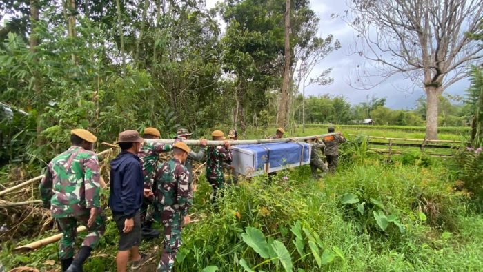 Satgas Pamtas Yonarmed 5/105 Tarik/PG Bantu Proses Pemakaman Warga Perbatasan Desa Liang Tuer-Long Midang Kecamatan Krayan Kabupaten Nunukan Provinsi Kalimantan Utara., Senin (19/09/2022). Foto: HO.