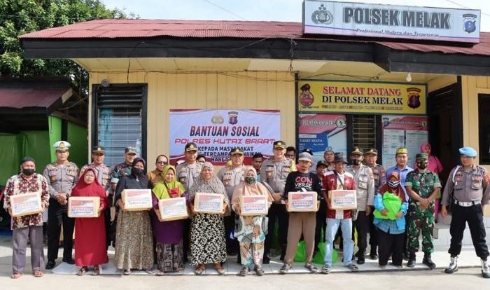 Pemberian Bantuan Sosial (Bansos) 400 paket sembako kepada masyarakat yang terdampak kenaikan BBM di Polsek Melak, Selasa (20/09/2022) lalu. Foto: HO/Polres Kutai Barat.