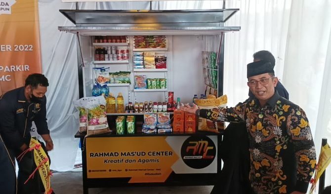 Pembina Rahmad Mas'ud Center (RMC) H Rahmad Mas'ud saat melaunching Kios Modern Usaha Milik Rukun Tetangga (UMRT), di Kantor RMC yang berada di Jalan pada hari Jumat (23/9/2022) sore. Foto: BorneoFlash.com/Niken.