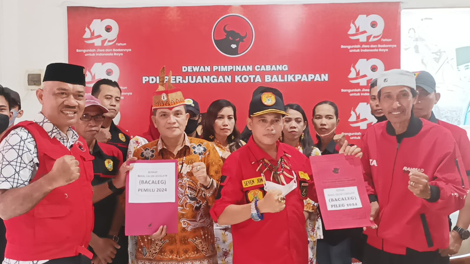 Ketua DPC PDIP Balikpapan Terima Berkas Abriantinus Bacaleg DPR RI dan Seven Jon Bacaleg Dapil Balut  