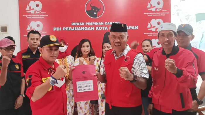 Seven Jon saat menyerahkan kepada Ketua DPC PDIP Kota Balikpapan. Foto: BorneoFlash.com/Niken.