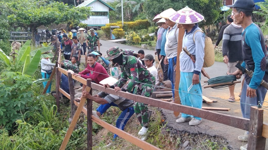 Satgas Pamtas Yonarmed 5/PG Gotong Royong Bersama Masyarakat Buat Pagar Pembatas Sungai  