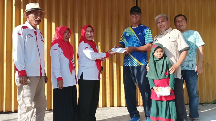 LPM Kelurahan Graha Indah saat menyerahkan bantuan kepada Ketua RT 15 Kelurahan Graha Indah, Kecamatan Balikpapan Utara, di Perumahan PDAM pada hari Jumat (30/9/2022). Foto: BorneoFlash.com/Niken.