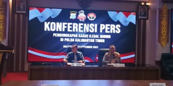Kabid Humas Polda Kaltim Kombes Pol Yusuf Sutejo dan Direskrimsus Kombes Pol Indra Lutrianto Amstono. Foto: BorneoFlash.com/Niken Sulastri.