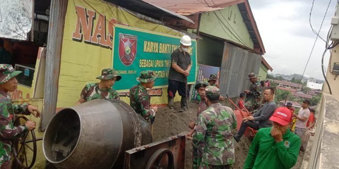 Karya Bakti HUT ke 77 TNI, LPM Gunung Samarinda Bersama TNI Semenisasi Jalan Warga