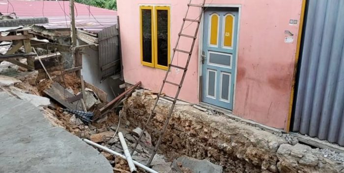 Tanah longsor terjadi di Wilayah RT 52 Jalan Sanggabuana, Kelurahan Graha Indah, Kecamatan Balikpapan Utara, pada Sabtu, (01/10/2022) dini hari. Foto: BorneoFlash.com/Niken.