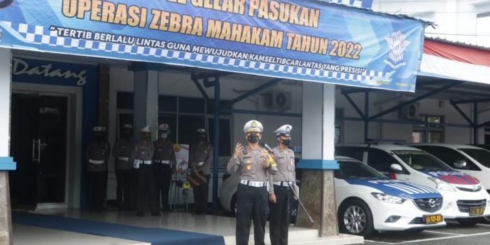Dirlantas Polda Kaltim Kombes Pol. Sonny Irawan, S.I.K., M.H. Pimpin Apel Gelar Pasukan Operasi Zebra Mahakam 2022 di lapangan apel Ditlantas Polda Kaltim. Senin (3/10/2022). Foto: HO/Humas Polda Kaltim.