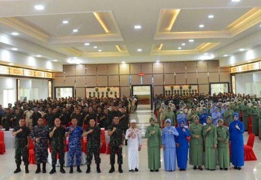Keluarga besar Kodam VI/Mlw, Lanal Balikpapan dan Lanud Dhomber beserta pengurus Dharma Pertiwi Daerah F, secara serentak Gelar Doa Bersama Jelang HUT TNI Ke 77, Senin (3/10/2022). Foto: HO/Pendam VI/Mlw.