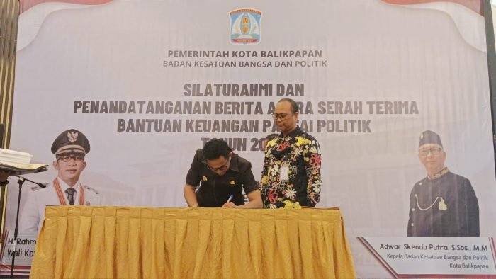 Wali Kota Balikpapan H Rahmad Mas'ud saat menandatangani berita acara serah terima bantuan keuangan partai politik tahun 2022, di Ballroom Hotel Novotel Balikpapan, Selasa (4/10/2022). Foto: BorneoFlash.com/Niken.